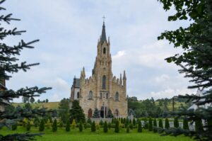Read more about the article Kościół pw. św. Jacka w Chochołowie – Perła Architektury Góralskiej