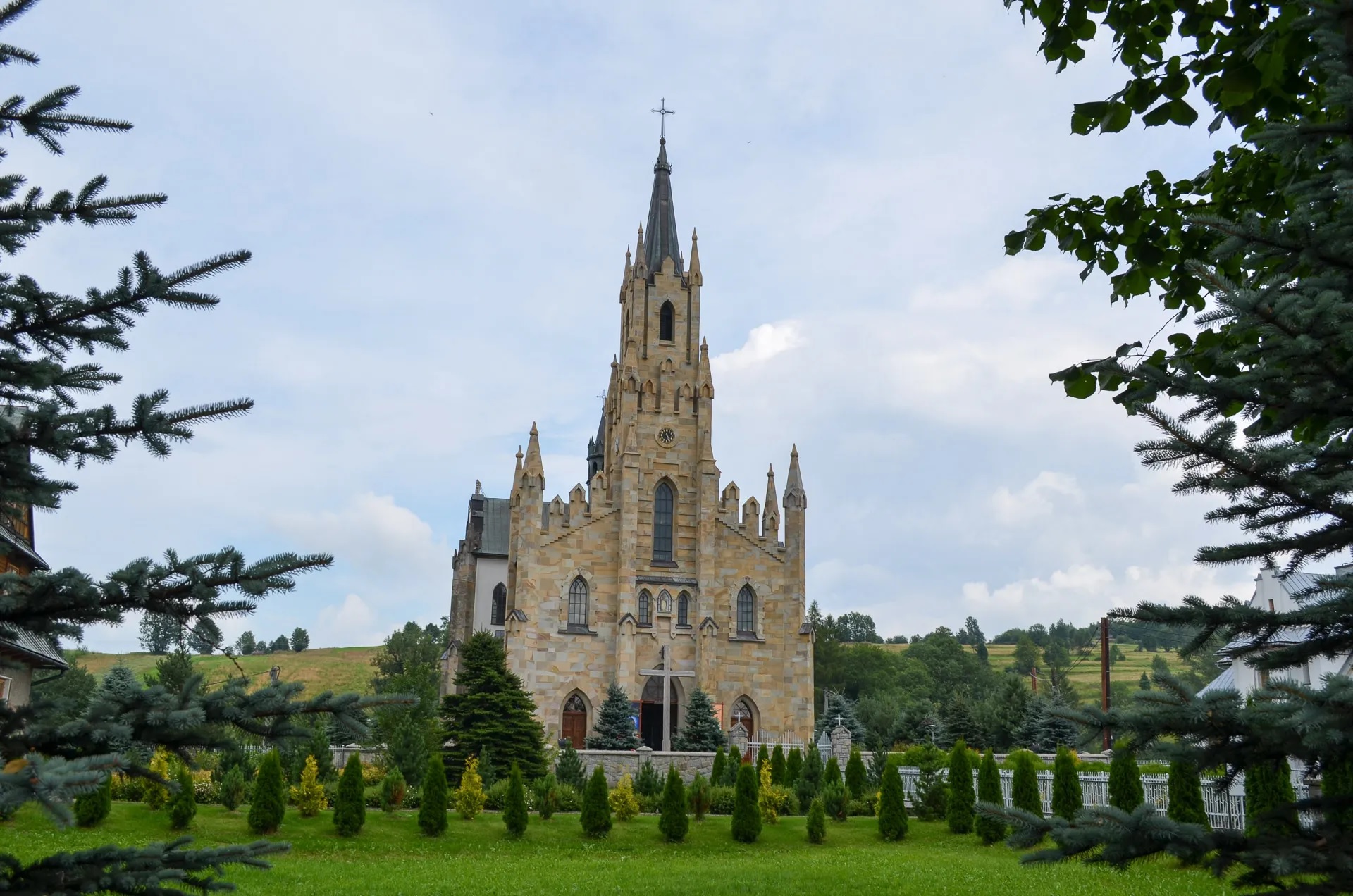 Read more about the article Kościół pw. św. Jacka w Chochołowie – Perła Architektury Góralskiej