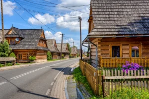 Read more about the article Zabudowa Chochołowa – Żywe Muzeum Architektury Ludowej Podhala